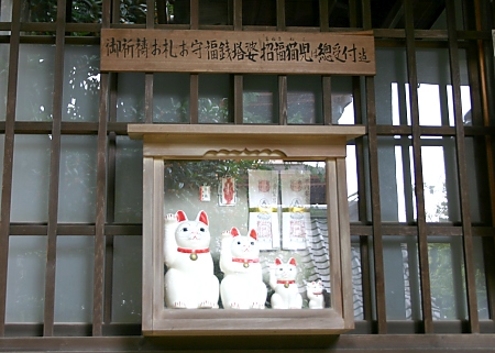 Gotoku-ji temple's Beckoning Cat shrine