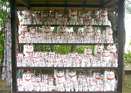 Gotoku-ji temple Beckoning Cats .jpg