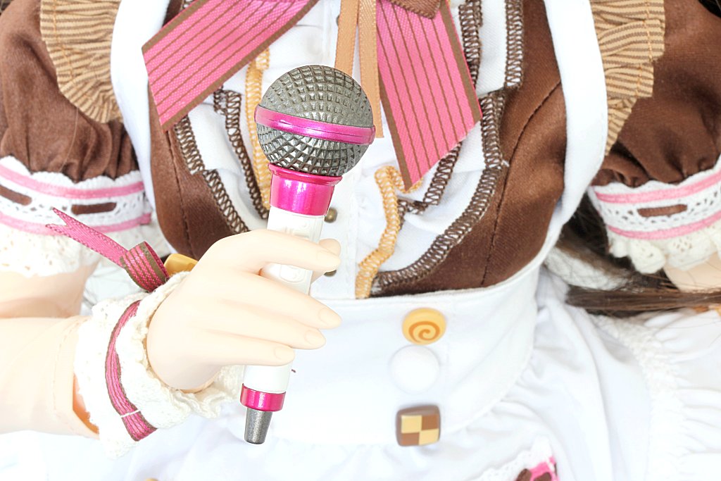 Dollfie Dream Uzuki Shimamura - Smile & Sweets Version holding her microphone