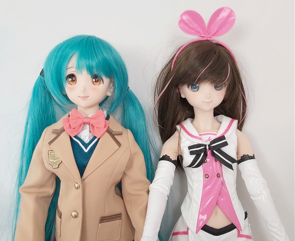 Dollfie Dream Sisters Uzuki Shimamura and Kizuna AI