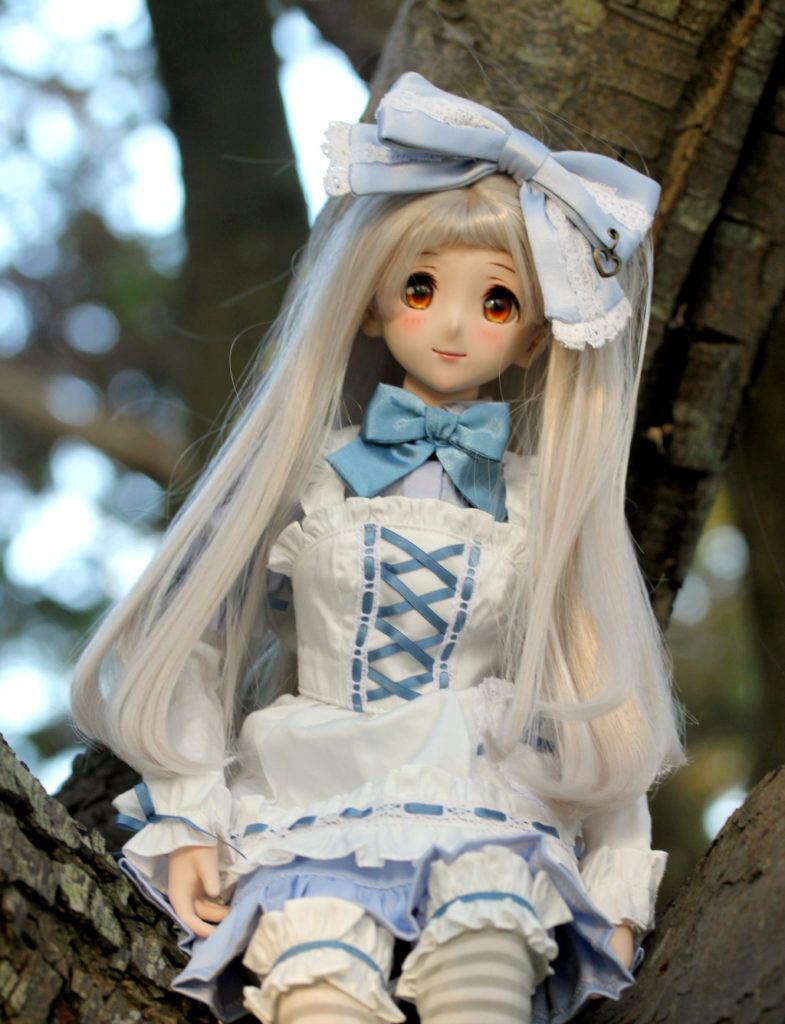 Dollfie Dream Uzuki Shimamura sitting in a tree wearing the Volks Tenshi No Koromo outfit