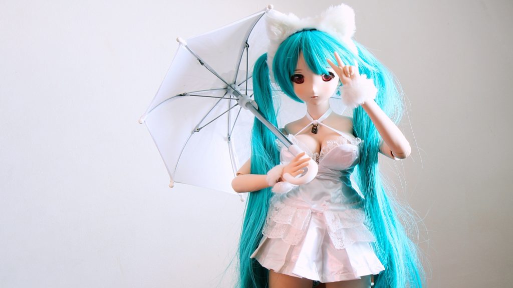 Dollfie Dream Towa holding a 1:3 scale umbrella