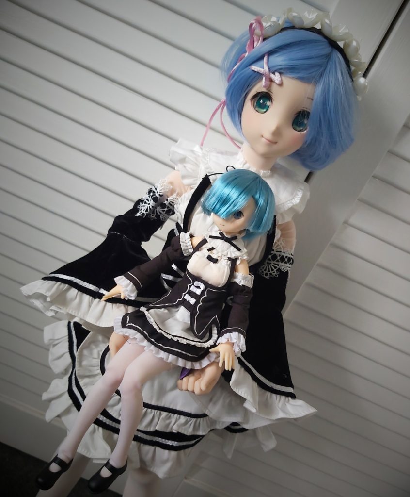 Dollfie Dream Kizuna AI wearing Re:Zero maid outfit and holding Azone Pureneemo Rem