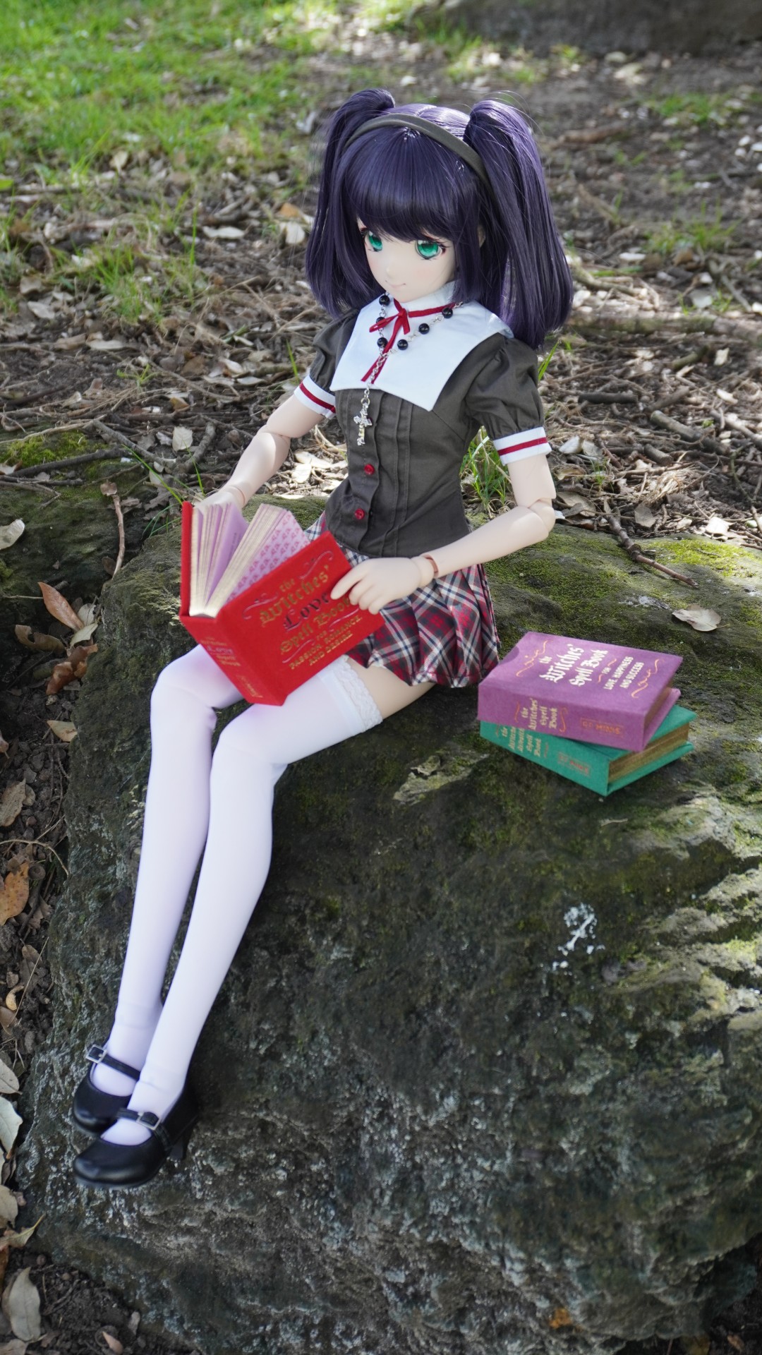 Shin-Sato-Doll-Reading-Magic-Books-in-Fo